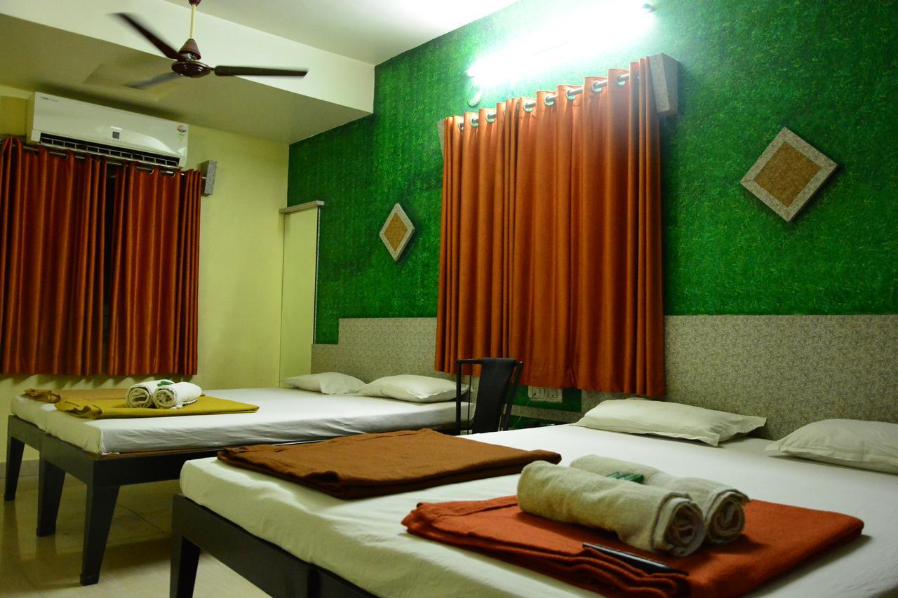 שירדי Hotel Madhava מראה חיצוני תמונה